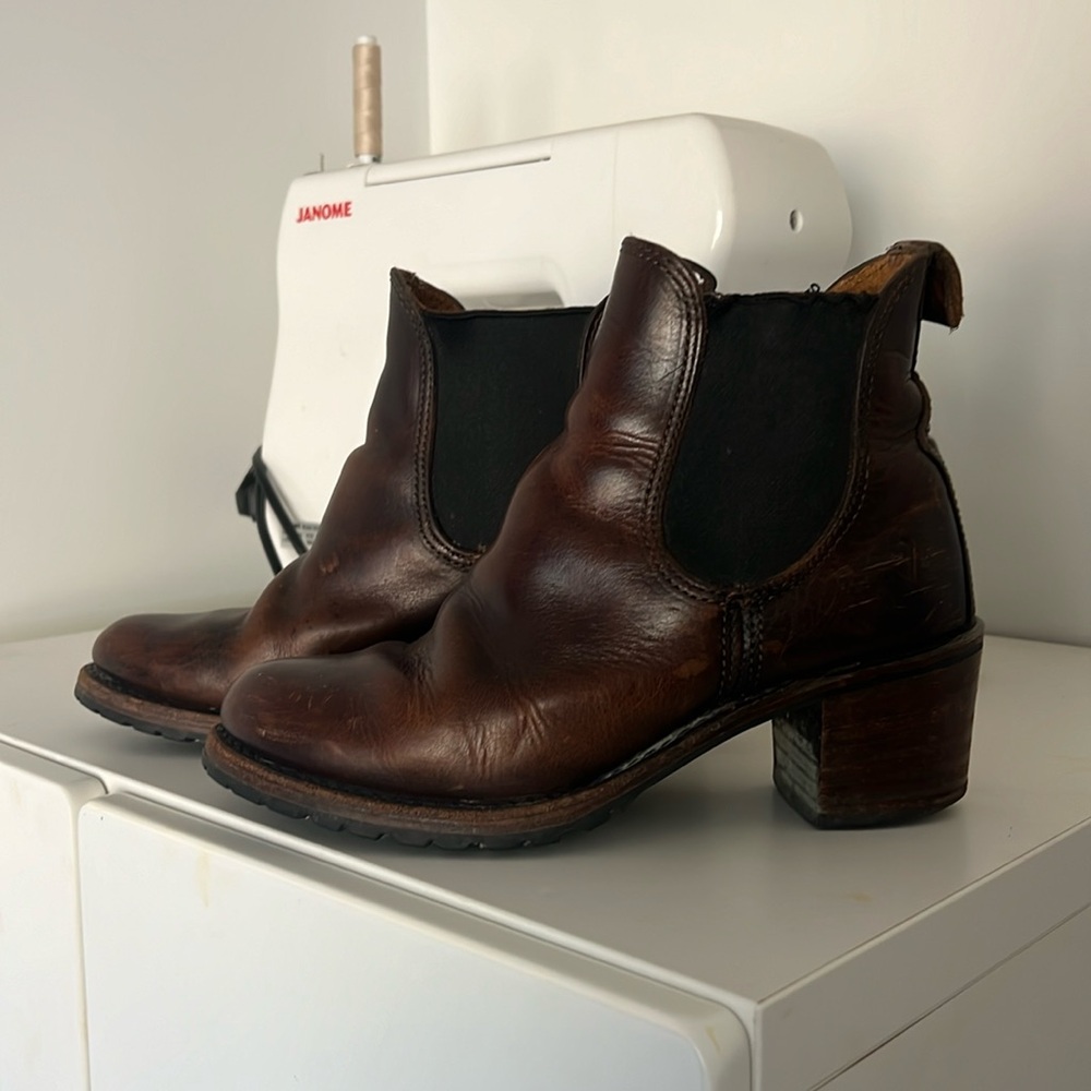 FRYE Sabrina Chelsea boots size 9